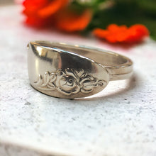 Load image into Gallery viewer, Vintage Sterling Silver Alvin Rose crest spoon ring